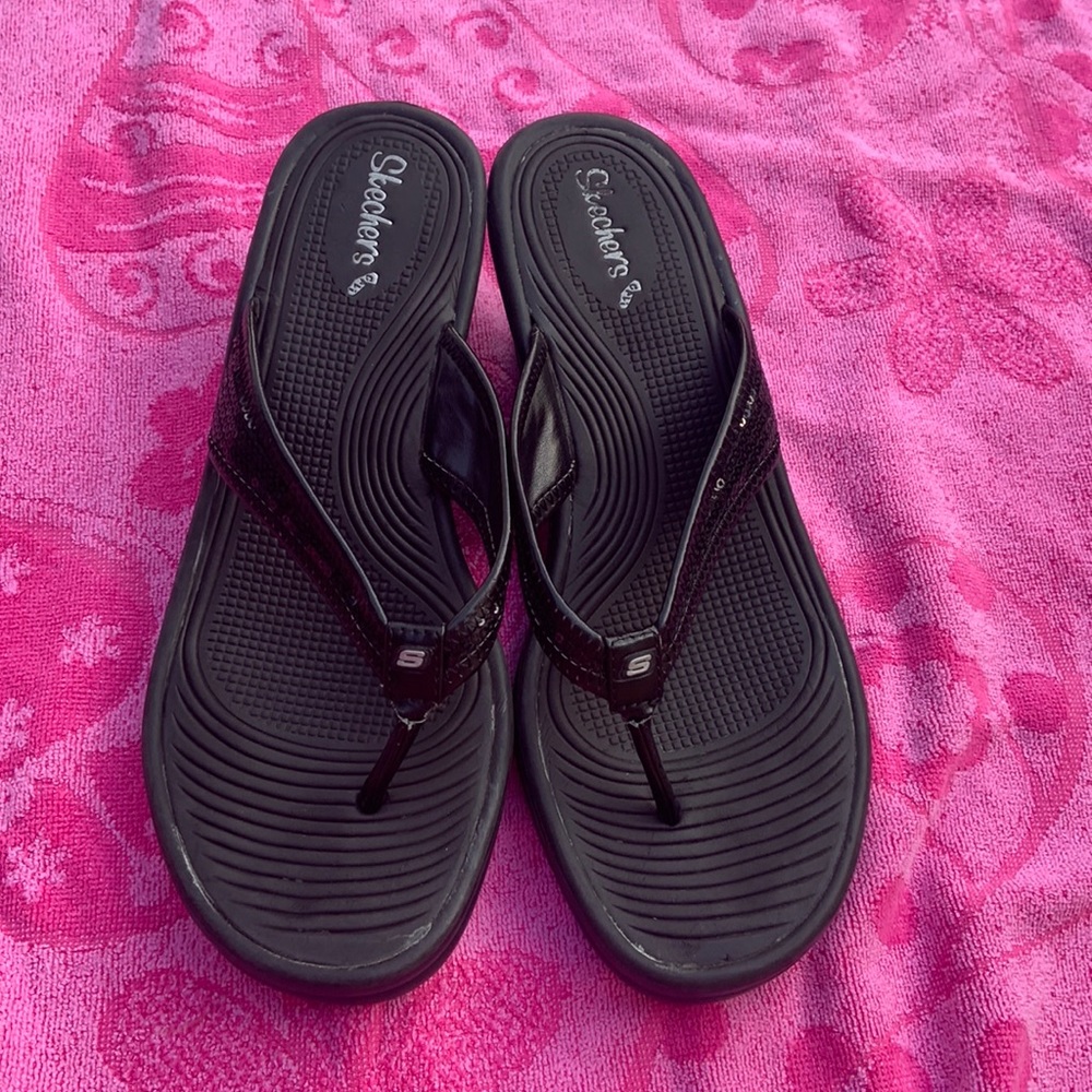 SKECHERS CALI BLACK SEQUENCE WEDGE FLIP FLOPS SANDALS SIZE 10